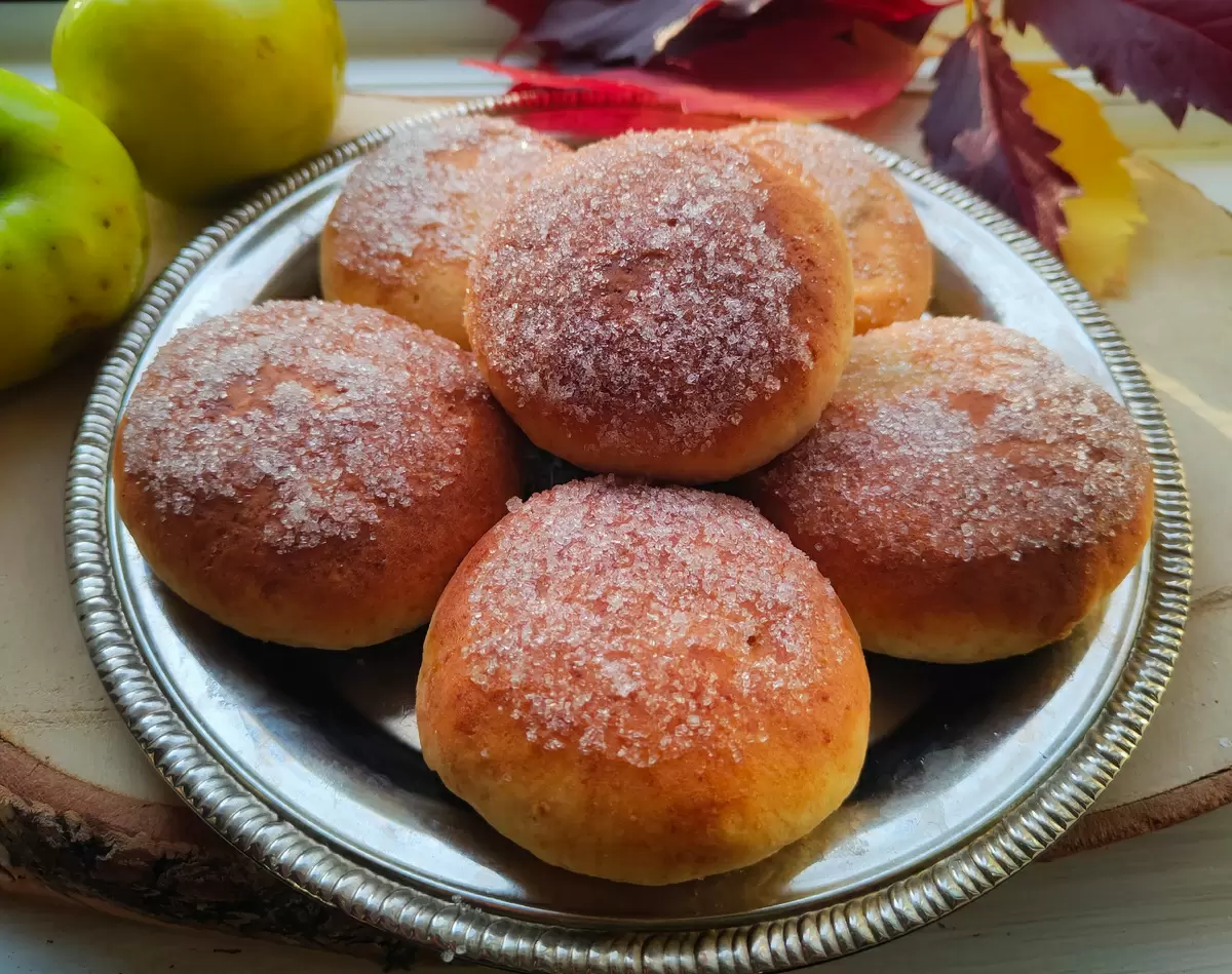Пышные творожные булочки с яблоками: быстрый и вкусный десерт