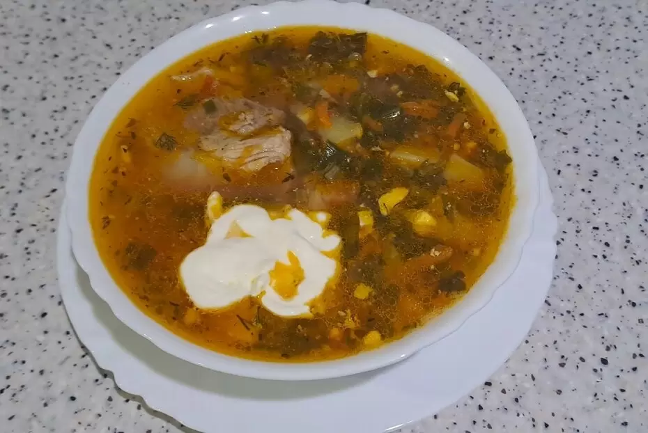 Зеленый борщ со свиными ребрами: простой уютный рецепт на каждый день