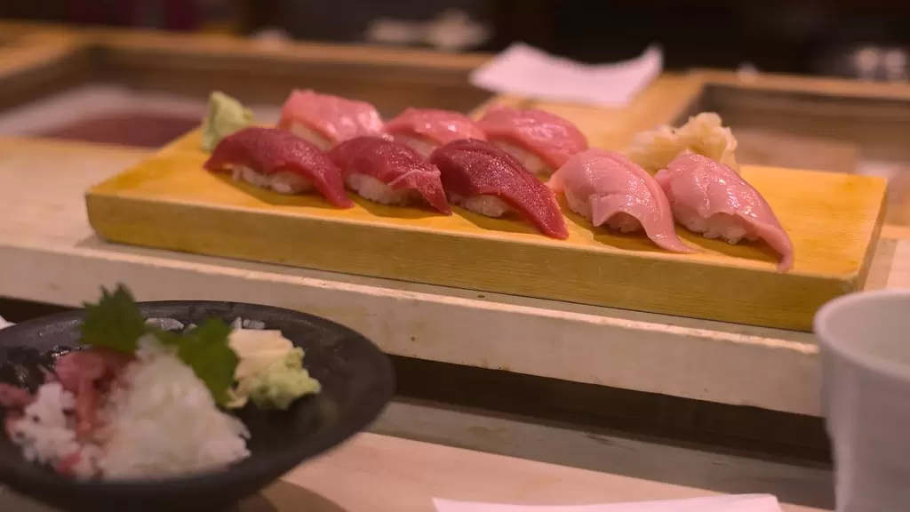 Суши: от традиционного японского к глобальному кулинарному явлению