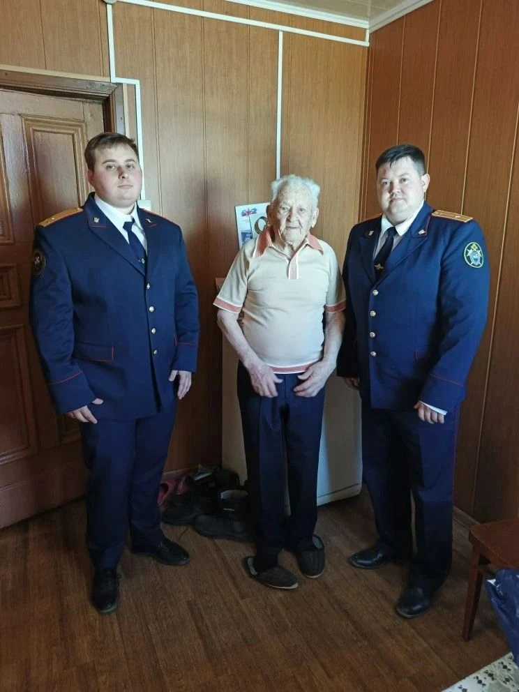 Сотрудники следственного управления СК России по Орловской области продолжают поздравлять ветеранов