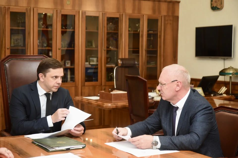Андрей Клычков: Обсудили работу орловских аграриев с заместителем Губернатора Орловской области по развитию агропромышленного комплекса Сергеем Петровичем Борзенковым и руководителем областного Департамента сельского... Андрей Клычков: Обсудили работу орловских аграриев с заместителем Губернатора Орловской области по развитию агропромышленного комплекса Сергеем Петровичем Борзенковым и руководителем областного Департамента сельского...