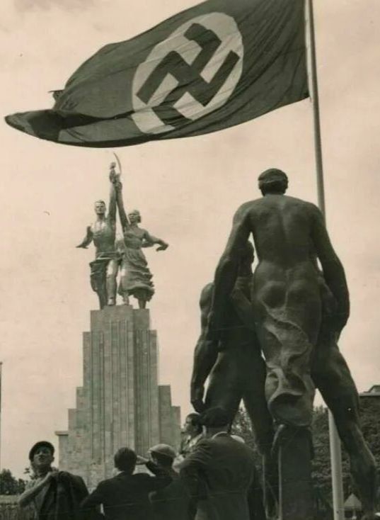 Битва выставок: Советский Союз и Германия на Парижской выставке (1937) Битва выставок: Советский Союз и Германия на Парижской выставке (1937)
