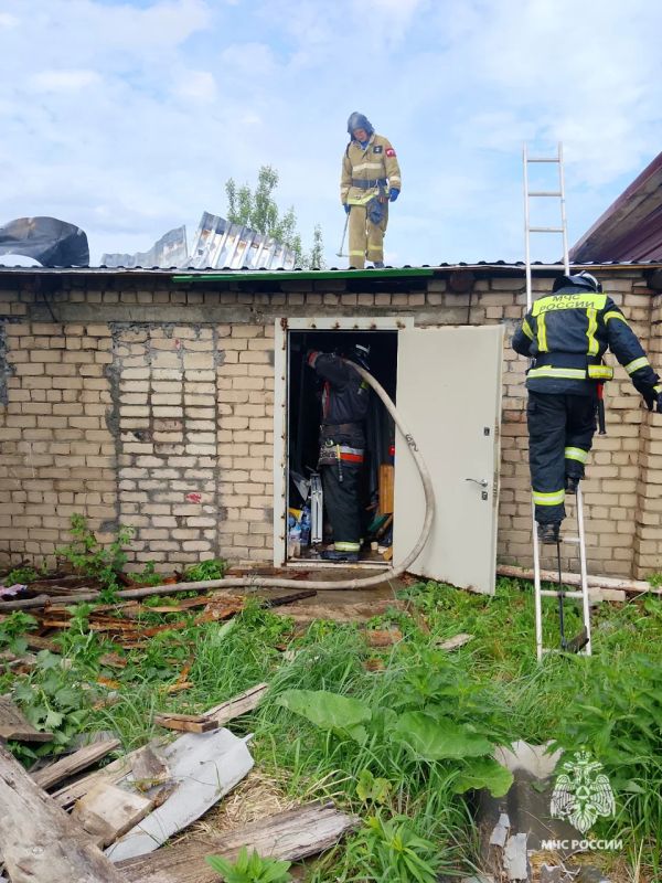 В Орловском округе пожарные потушили гаражи В Орловском округе пожарные потушили гаражи