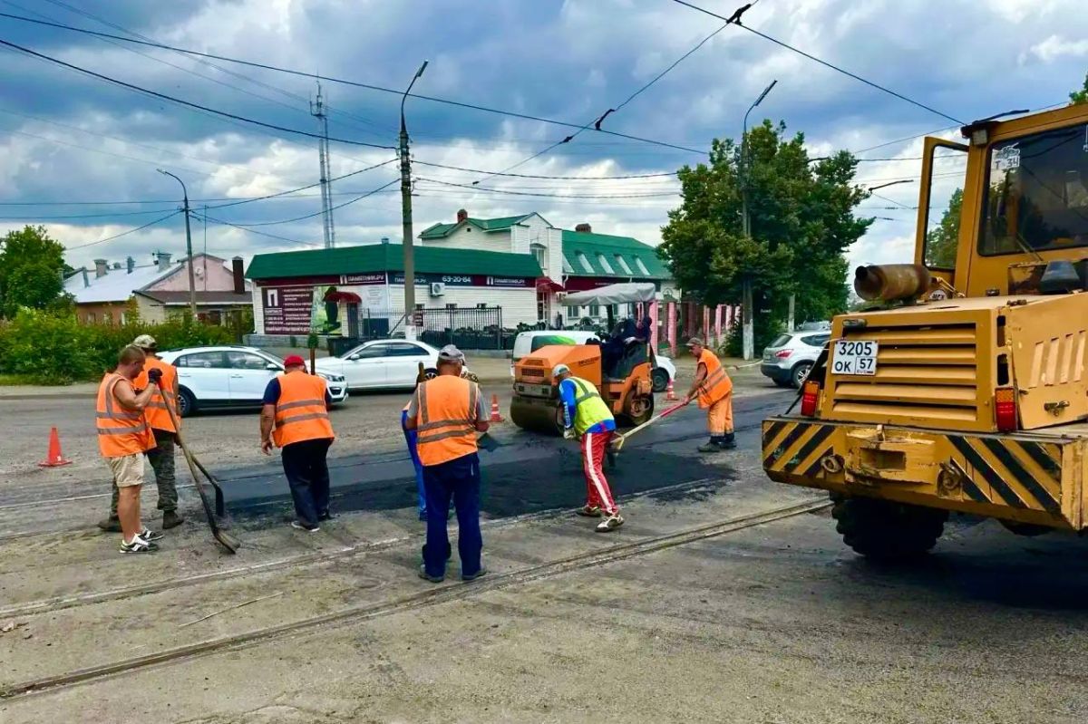 В Орле приводят в порядок межрельсовое покрытие В Орле приводят в порядок межрельсовое покрытие