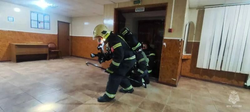 Алгоритм действий при пожаре в подразделении полиции отработали силовики в Орле Алгоритм действий при пожаре в подразделении полиции отработали силовики в Орле