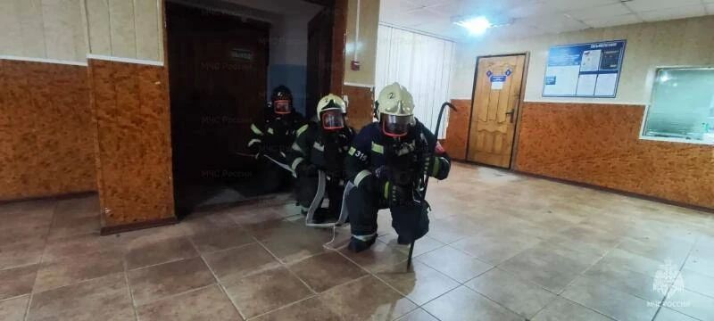 Алгоритм действий при пожаре в подразделении полиции отработали силовики в Орле Алгоритм действий при пожаре в подразделении полиции отработали силовики в Орле