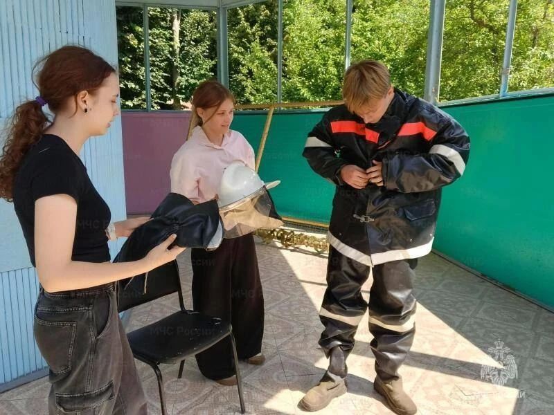 Правила безопасности актуальны всегда: в Орловчанку снова приехали сотрудники МЧС России Правила безопасности актуальны всегда: в Орловчанку снова приехали сотрудники МЧС России
