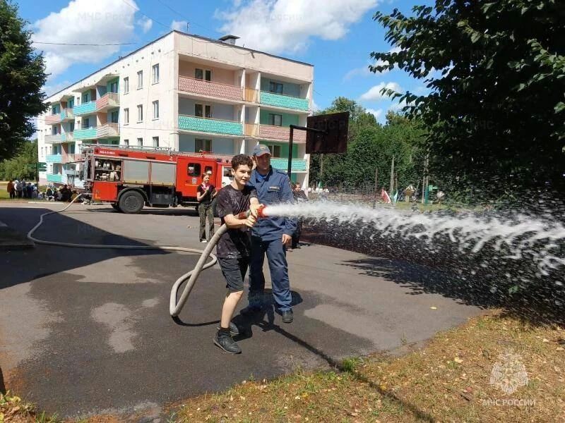 Правила безопасности актуальны всегда: в Орловчанку снова приехали сотрудники МЧС России Правила безопасности актуальны всегда: в Орловчанку снова приехали сотрудники МЧС России