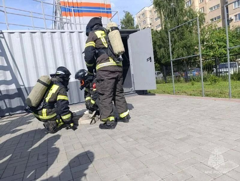 В Орле сотрудники МЧС России разобрали ход тушения пожаров и отработали навыки действий в непригодной среде В Орле сотрудники МЧС России разобрали ход тушения пожаров и отработали навыки действий в непригодной среде