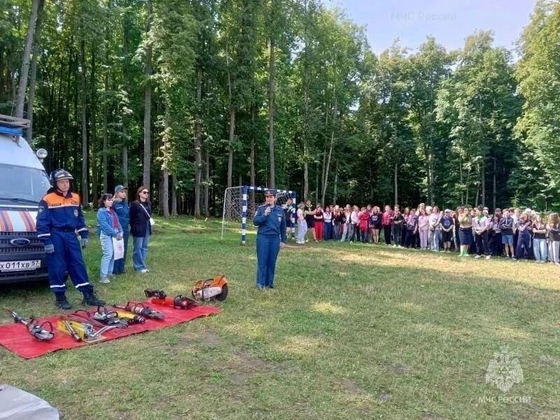 Безопасные каникулы: сотрудники МЧС провели профилактический день в лагере «Орловчанка» Безопасные каникулы: сотрудники МЧС провели профилактический день в лагере «Орловчанка»