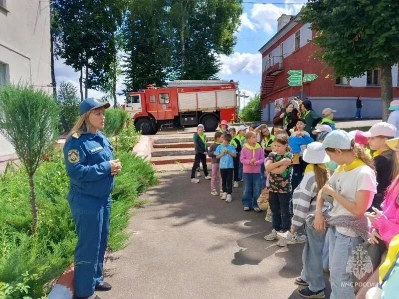 Безопасные каникулы: сотрудники МЧС провели профилактический день в лагере «Орловчанка» Безопасные каникулы: сотрудники МЧС провели профилактический день в лагере «Орловчанка»