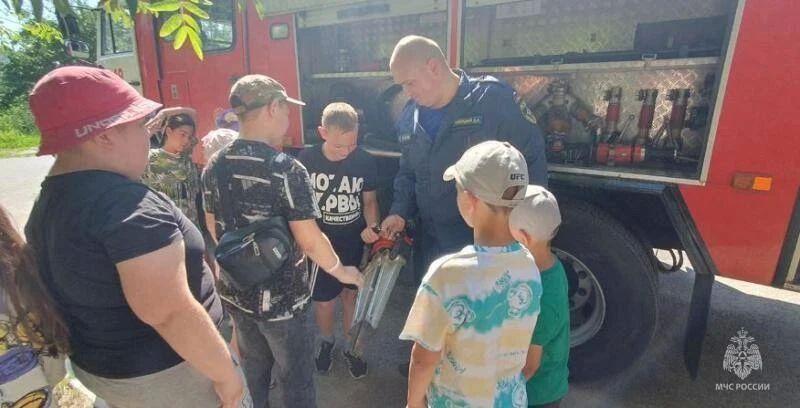 Летом дети частые гости пожарно-спасательных подразделений Орловщины Летом дети частые гости пожарно-спасательных подразделений Орловщины