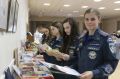 В Орле сотрудники МЧС России открыли книжную выставку к 99-летию ГПН и подарили автономный пожарный извещатель