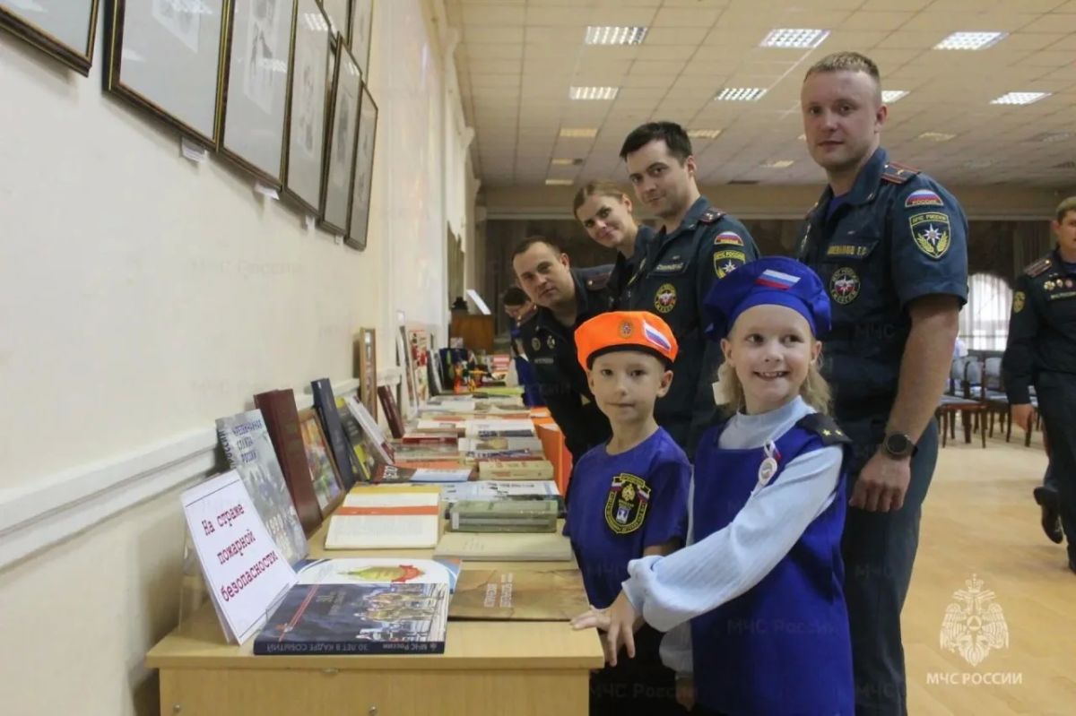 В Орле сотрудники МЧС России открыли книжную выставку к 99-летию ГПН и подарили автономный пожарный извещатель В Орле сотрудники МЧС России открыли книжную выставку к 99-летию ГПН и подарили автономный пожарный извещатель