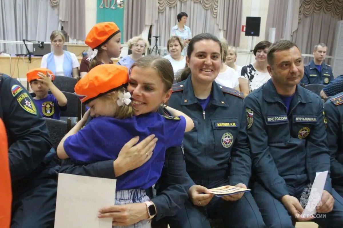 В Орле сотрудники МЧС России открыли книжную выставку к 99-летию ГПН и подарили автономный пожарный извещатель В Орле сотрудники МЧС России открыли книжную выставку к 99-летию ГПН и подарили автономный пожарный извещатель