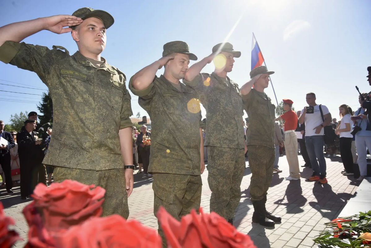 Андрей Клычков: Орловская область сегодня отдают дань уважения мужеству военных летчиков, до конца исполнивших свой долг – майора Андрея Силантьева, капитана Руслана Жванко, лейтенанта Егора Бучнева Андрей Клычков: Орловская область сегодня отдают дань уважения мужеству военных летчиков, до конца исполнивших свой долг – майора Андрея Силантьева, капитана Руслана Жванко, лейтенанта Егора Бучнева