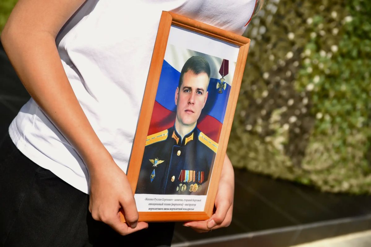 На Орловщине открыли памятный знак летчикам экипажа вертолета МИ-8, героически погибшим за Родину На Орловщине открыли памятный знак летчикам экипажа вертолета МИ-8, героически погибшим за Родину