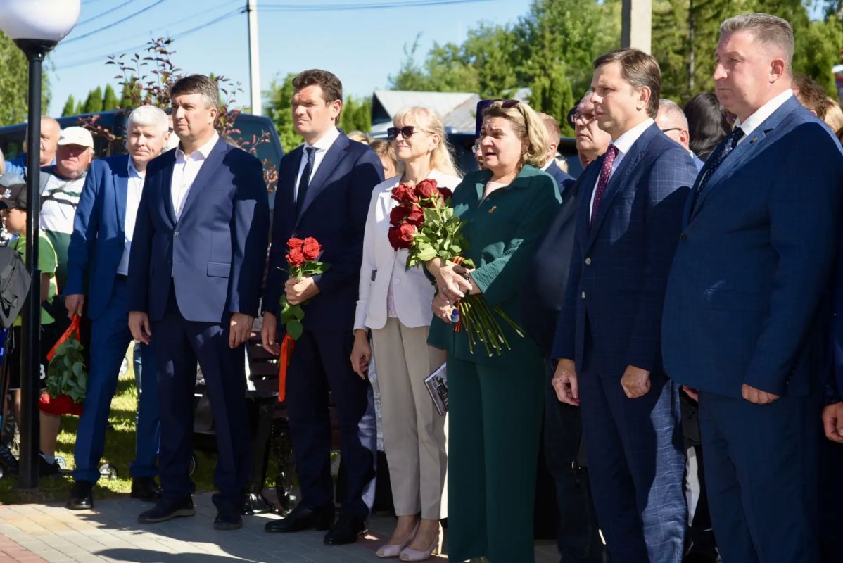 На Орловщине открыли памятный знак летчикам экипажа вертолета МИ-8, героически погибшим за Родину На Орловщине открыли памятный знак летчикам экипажа вертолета МИ-8, героически погибшим за Родину