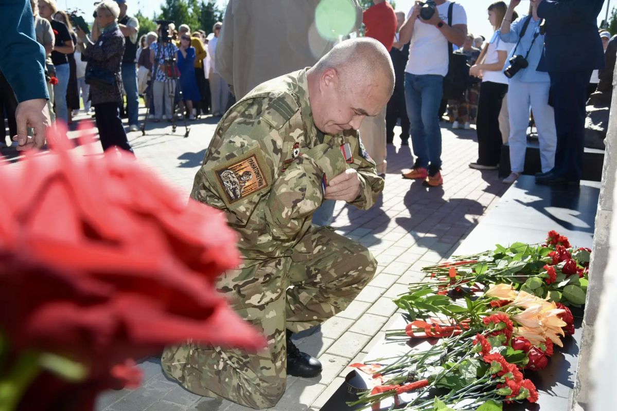На Орловщине открыли памятный знак летчикам экипажа вертолета МИ-8, героически погибшим за Родину На Орловщине открыли памятный знак летчикам экипажа вертолета МИ-8, героически погибшим за Родину