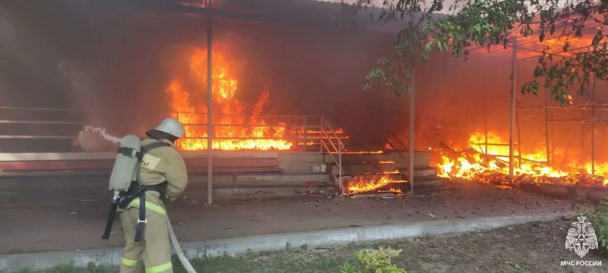 Ливенские пожарные за полчаса потушили пожар в центре города Ливенские пожарные за полчаса потушили пожар в центре города