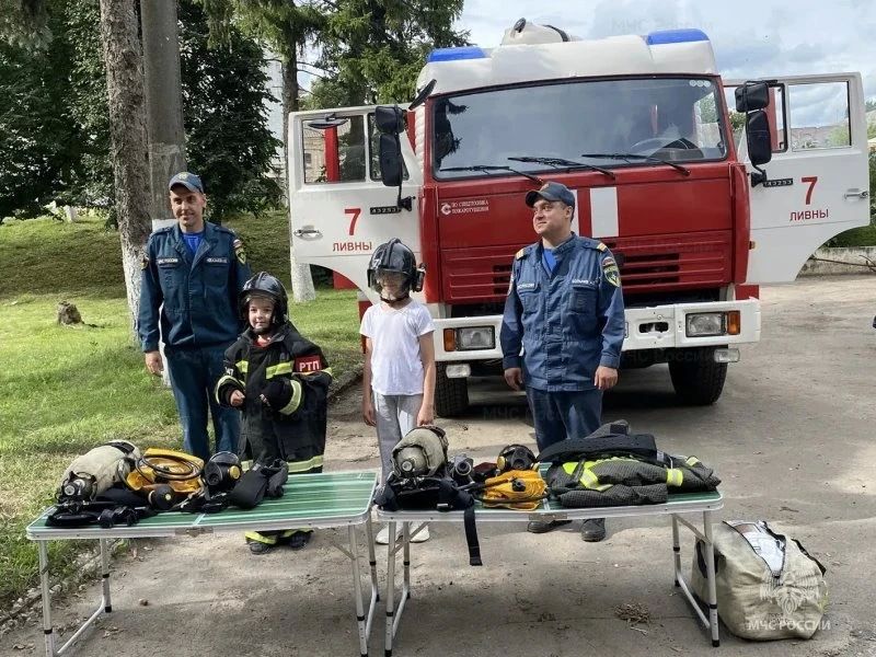 В Ливнах дети и взрослые примерили на себя профессию пожарного В Ливнах дети и взрослые примерили на себя профессию пожарного