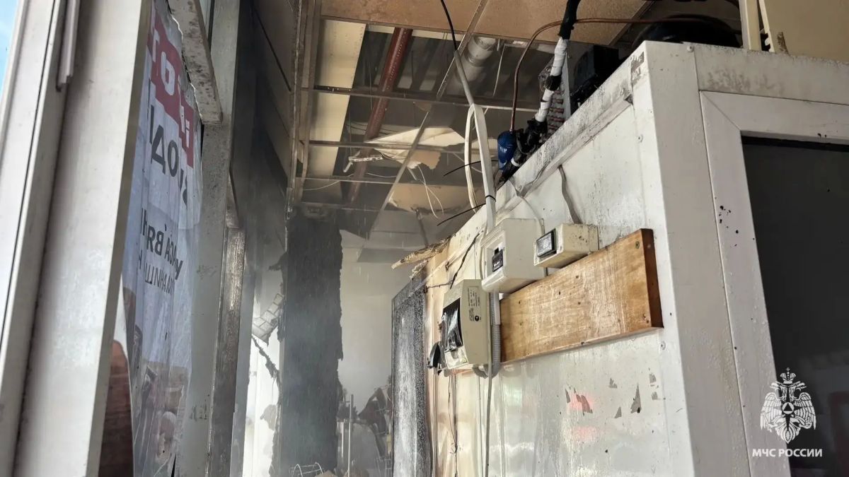 В Орле из-за пожара в торговом центре эвакуировали 250 человек В Орле из-за пожара в торговом центре эвакуировали 250 человек