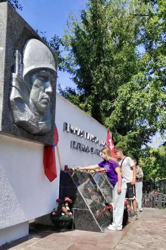 Орловские школьники помогают приводить в порядок воинские захоронения Орловские школьники помогают приводить в порядок воинские захоронения