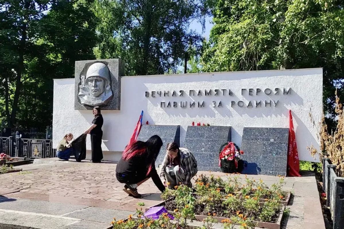 Орловские школьники помогают приводить в порядок воинские захоронения Орловские школьники помогают приводить в порядок воинские захоронения