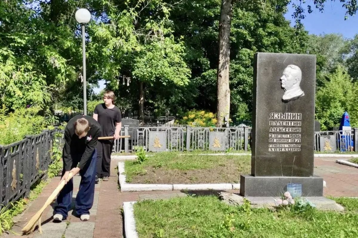 Орловские школьники помогают приводить в порядок воинские захоронения Орловские школьники помогают приводить в порядок воинские захоронения