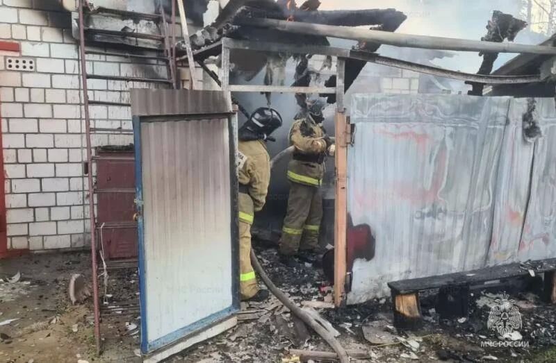 Во Мценске сотрудники МЧС России на пожаре спасли 7 человек, эвакуировали 25 Орловские сотрудники пожарно-спасательных подразделений за минувшие сутки выезжали 12 раз, из них 8 выездов на ликвидацию возгораний и... Во Мценске сотрудники МЧС России на пожаре спасли 7 человек, эвакуировали 25 Орловские сотрудники пожарно-спасательных подразделений за минувшие сутки выезжали 12 раз, из них 8 выездов на ликвидацию возгораний и...