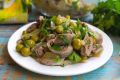 Салат с куриными сердечками и зеленым горошком