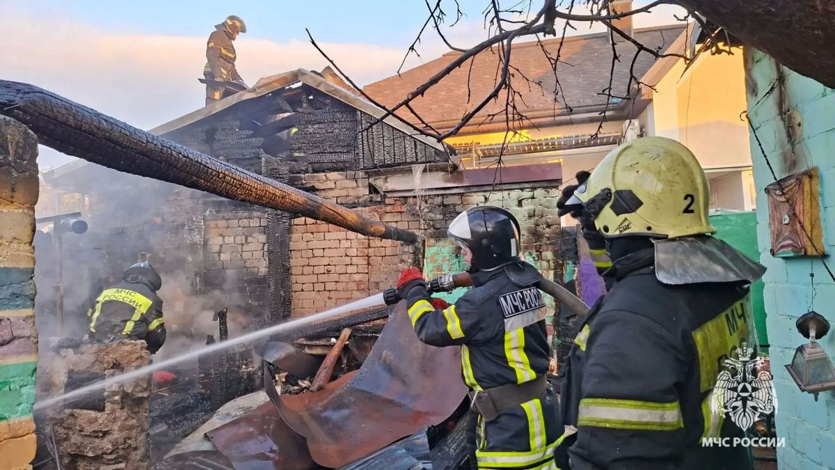 В Орле сотрудники МЧС России спасли жилой дом от огня В Орле сотрудники МЧС России спасли жилой дом от огня