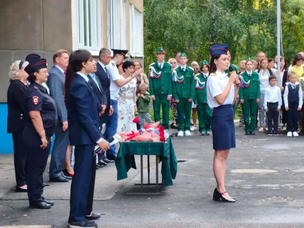 Представители следственного управления приняли участие в торжественных линейках, посвященных Дню знаний Представители следственного управления приняли участие в торжественных линейках, посвященных Дню знаний