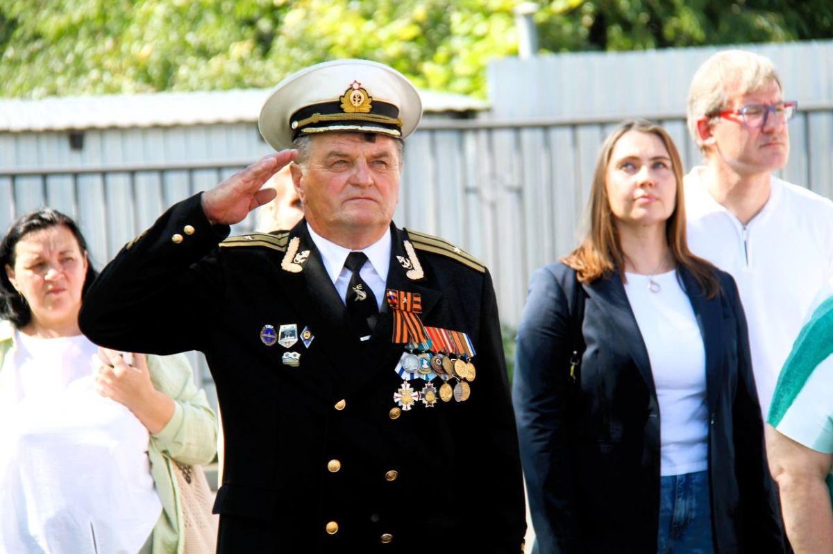 В Орле открыли памятный знак в честь экипажа АПЛ «К-8» и выпускника школы № 27 Валентина Колесникова В Орле открыли памятный знак в честь экипажа АПЛ «К-8» и выпускника школы № 27 Валентина Колесникова