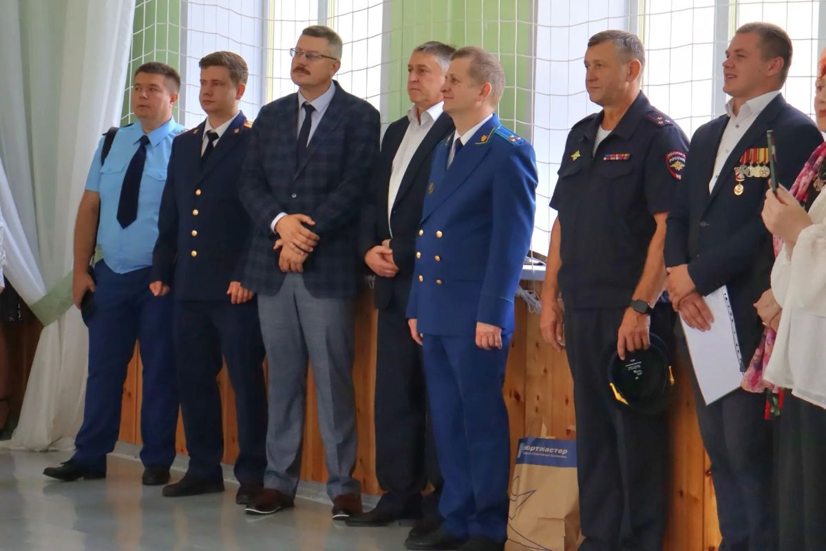Представители следственного управления приняли участие в торжественных линейках, посвященных Дню знаний Представители следственного управления приняли участие в торжественных линейках, посвященных Дню знаний
