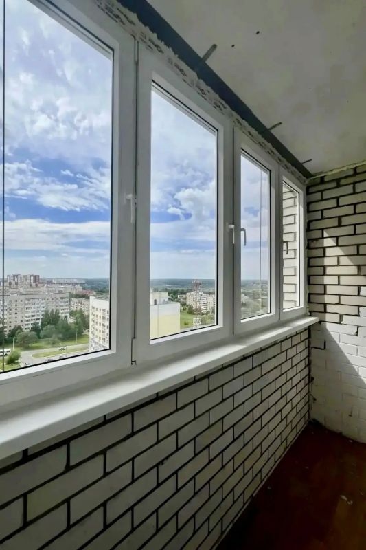 В Орле в доме на Раздольной осталось застеклить пять лоджий В Орле в доме на Раздольной осталось застеклить пять лоджий