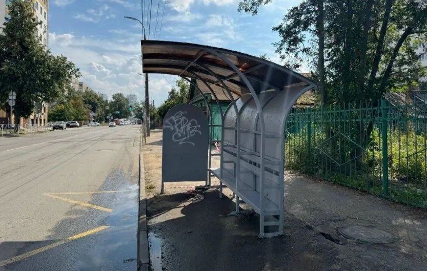 В Орле на Гагарина установили новый остановочный павильон