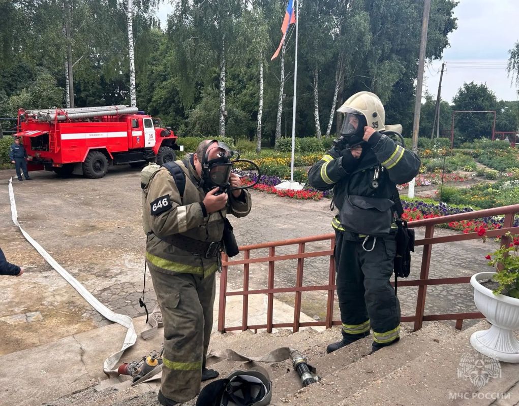 Тренировки ради спасения. В целях совершенствования профессиональной подготовки личного состава 35 пожарно-спасательная часть провела пожарно-тактическое занятие в школе Тренировки ради спасения. В целях совершенствования профессиональной подготовки личного состава 35 пожарно-спасательная часть провела пожарно-тактическое занятие в школе