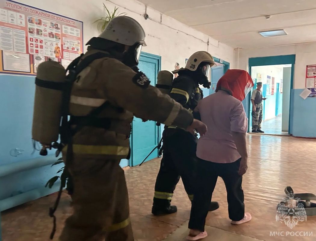 Тренировки ради спасения. В целях совершенствования профессиональной подготовки личного состава 35 пожарно-спасательная часть провела пожарно-тактическое занятие в школе Тренировки ради спасения. В целях совершенствования профессиональной подготовки личного состава 35 пожарно-спасательная часть провела пожарно-тактическое занятие в школе