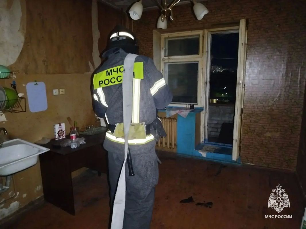 В Орле на пожаре сотрудники МЧС России спасли мужчину и эвакуировали 10 человек В Орле на пожаре сотрудники МЧС России спасли мужчину и эвакуировали 10 человек