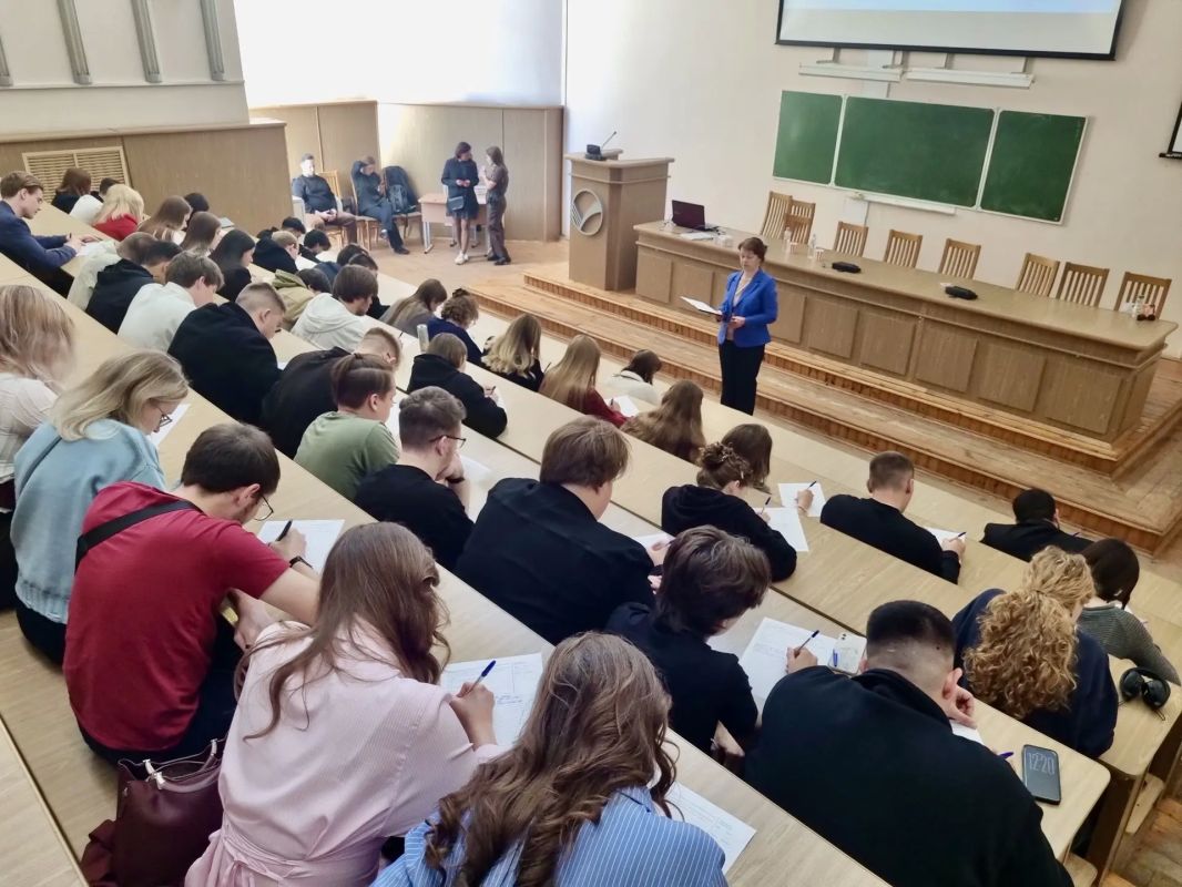 Орловские студенты присоединились к Всероссийскому диктанту «Россия – дом народов» Орловские студенты присоединились к Всероссийскому диктанту «Россия – дом народов»