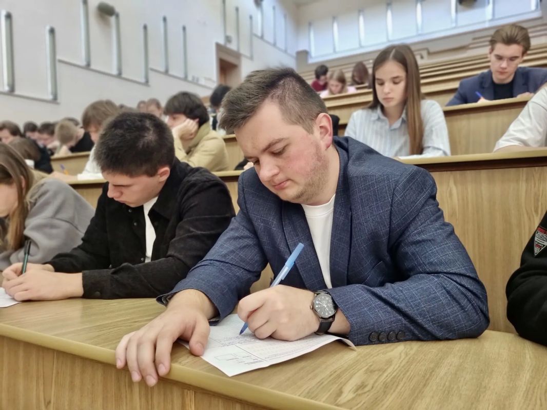 Орловские студенты присоединились к Всероссийскому диктанту «Россия – дом народов» Орловские студенты присоединились к Всероссийскому диктанту «Россия – дом народов»