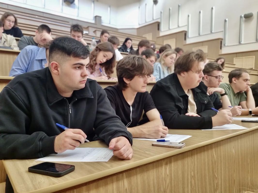 Орловские студенты присоединились к Всероссийскому диктанту «Россия – дом народов» Орловские студенты присоединились к Всероссийскому диктанту «Россия – дом народов»