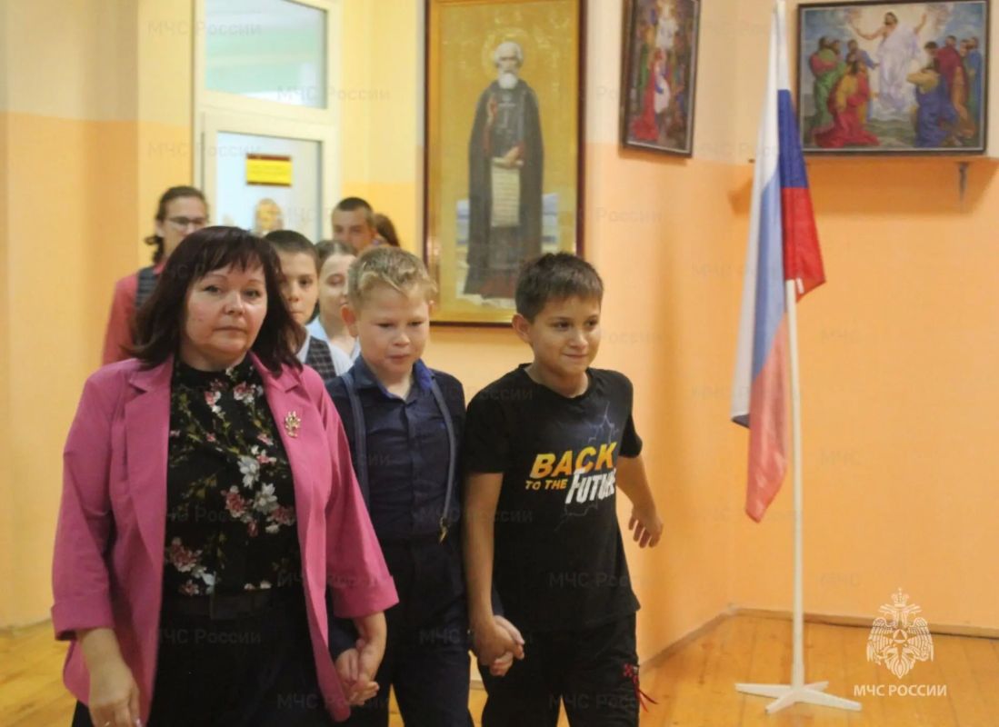 Проверка на безопасность: инспекторы Госпожнадзора провели профилактический визит православной гимназии Болхова Проверка на безопасность: инспекторы Госпожнадзора провели профилактический визит православной гимназии Болхова