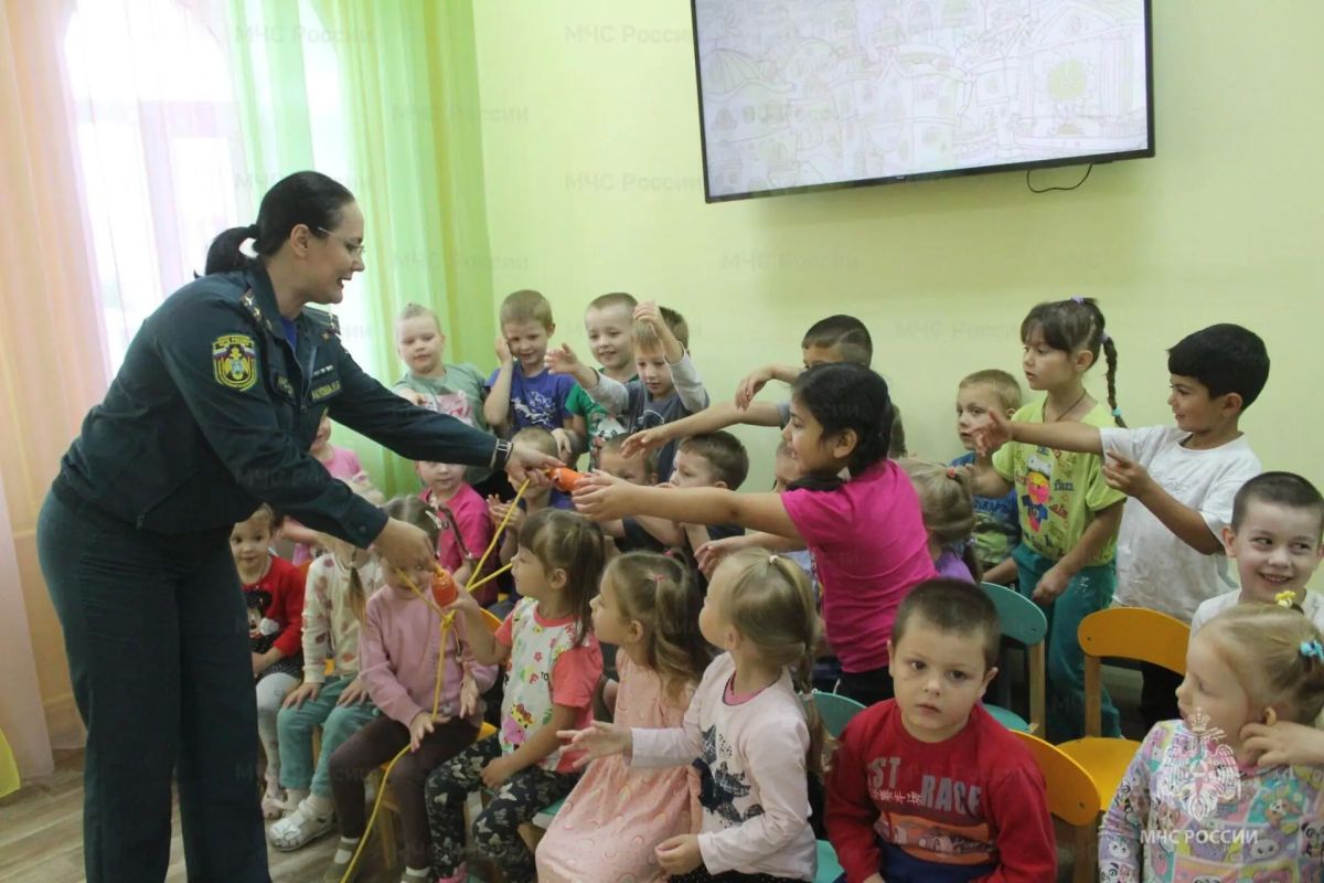 Орловские кадеты-спасатели усвоили правила безопасности и познакомились с пожарными Орловские кадеты-спасатели усвоили правила безопасности и познакомились с пожарными