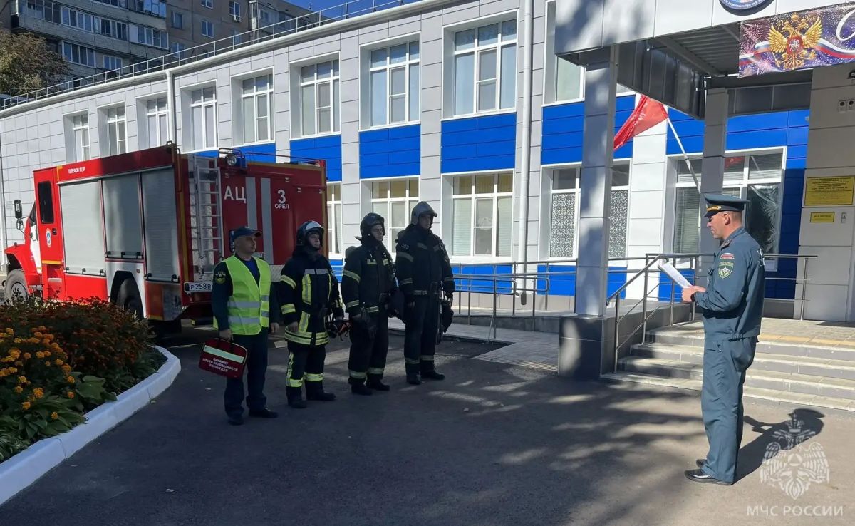 Полная готовность. Сотрудники 3 пожарно - спасательной части города Орла провели пожарно-тактическое занятие в образовательном учреждении Полная готовность. Сотрудники 3 пожарно - спасательной части города Орла провели пожарно-тактическое занятие в образовательном учреждении