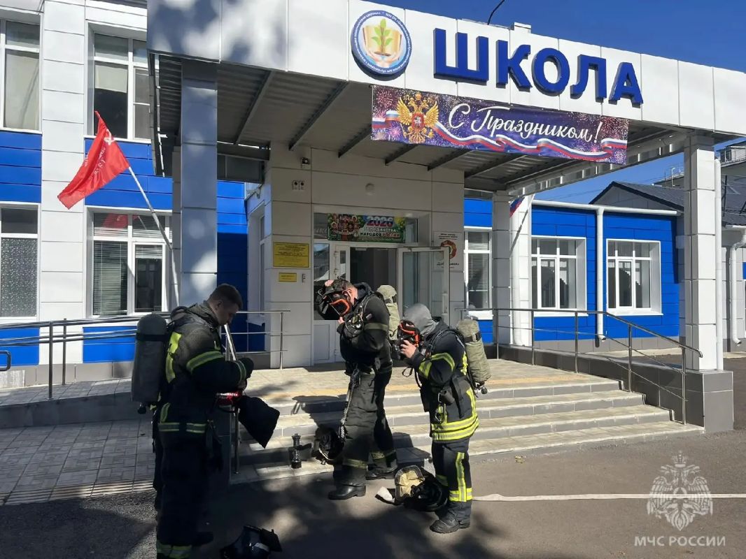 Полная готовность. Сотрудники 3 пожарно - спасательной части города Орла провели пожарно-тактическое занятие в образовательном учреждении Полная готовность. Сотрудники 3 пожарно - спасательной части города Орла провели пожарно-тактическое занятие в образовательном учреждении