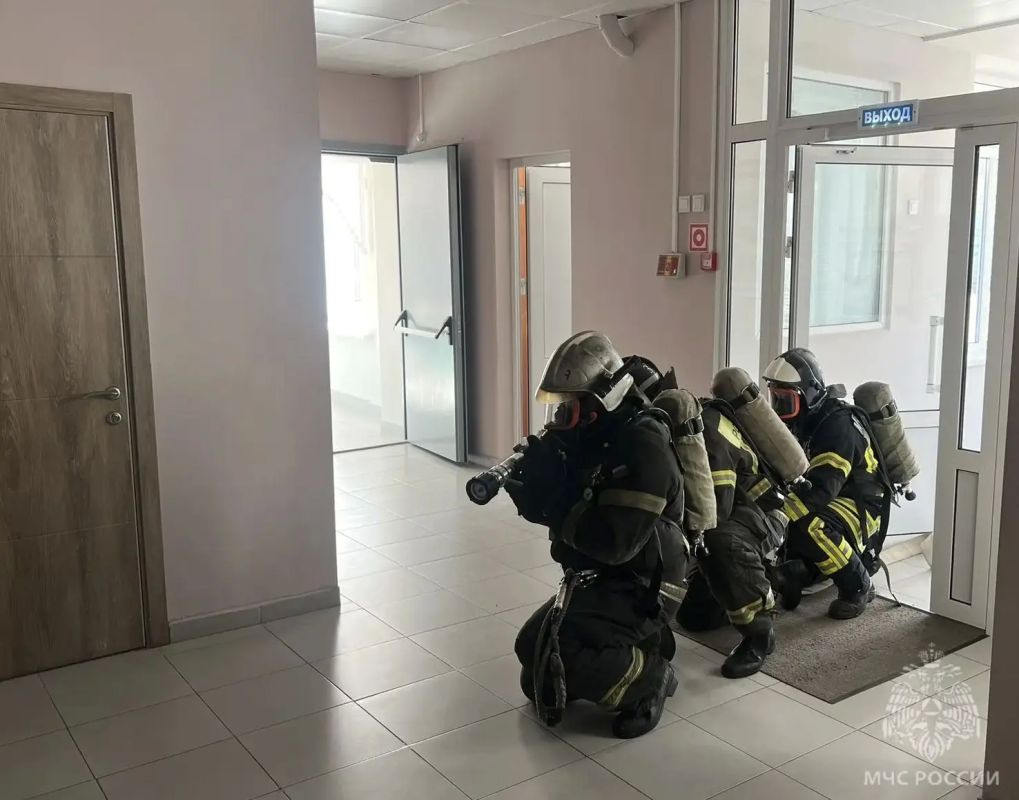 Полная готовность. Сотрудники 3 пожарно - спасательной части города Орла провели пожарно-тактическое занятие в образовательном учреждении Полная готовность. Сотрудники 3 пожарно - спасательной части города Орла провели пожарно-тактическое занятие в образовательном учреждении