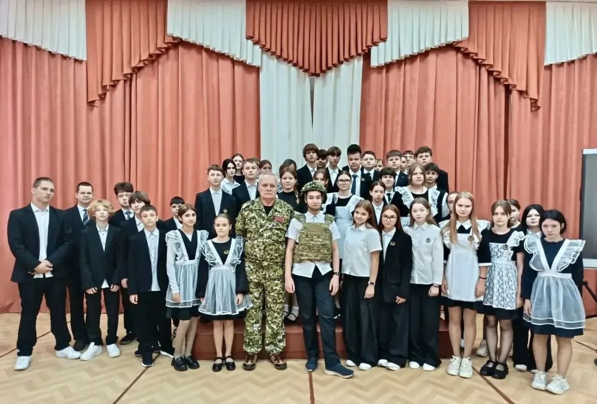 Член Общественной палаты Орловской области, председатель Правления Орловской региональной общественной организации ветеранов боевых действий Игорь Викторович Васюков продолжает серию встреч со школьниками и студентами Член Общественной палаты Орловской области, председатель Правления Орловской региональной общественной организации ветеранов боевых действий Игорь Викторович Васюков продолжает серию встреч со школьниками и студентами