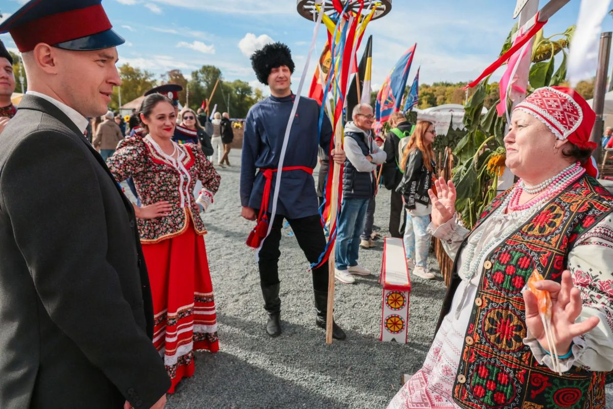 12 сентября на Международном фестивале «Казачья станица Москва» на территории Орловского куреня развернулась настоящая казачья свадьба 12 сентября на Международном фестивале «Казачья станица Москва» на территории Орловского куреня развернулась настоящая казачья свадьба